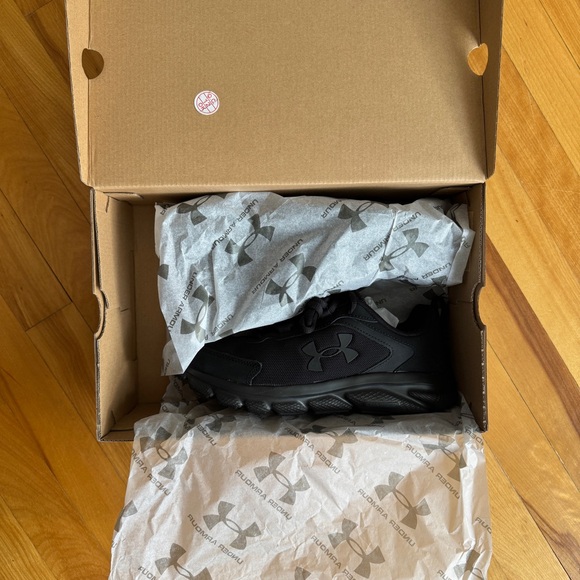 NWT Under Armour Charged Assert (D width) women’s sneakers. SZ 8.5 Wide fit! - Picture 3 of 7